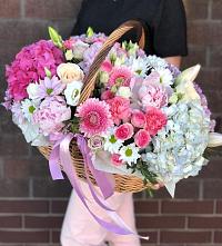 Цветочная композиция из Розы, Хризантемы, Пионы и Лизиантусы в корзине в Брянске